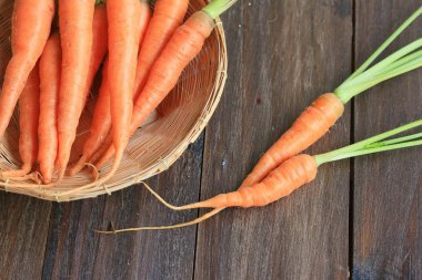 ahşap üzerine taze havuç
