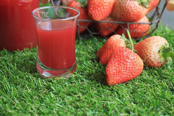 Jugo de fresa con fresco —  Fotos de Stock