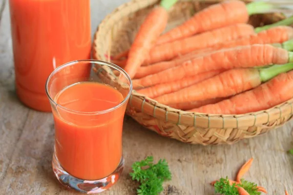 Морквяний сік зі свіжим — стокове фото