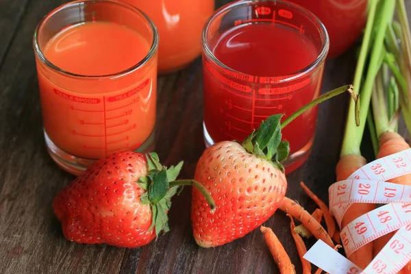 Клубничный и морковный сок — стоковое фото