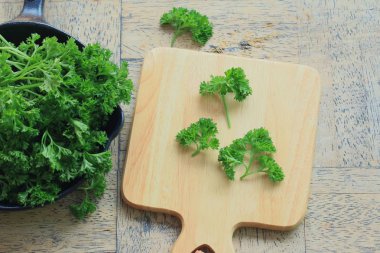 Maydanoz yaprakları üzerinde ahşap