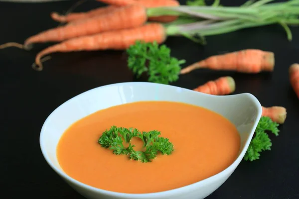 Морковный суп со свежим — стоковое фото