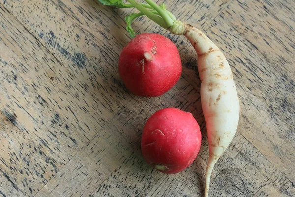 Frische rote Radieschen und weiße — Stockfoto