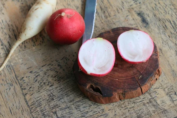 Fresh red radishes and white — Stock Photo, Image