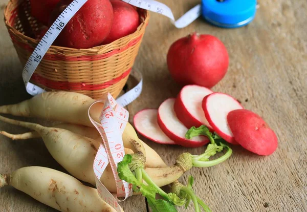 Red radish with tape measure — Stock Photo, Image