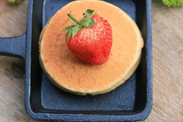 Panquecas saborosas com morango — Fotografia de Stock