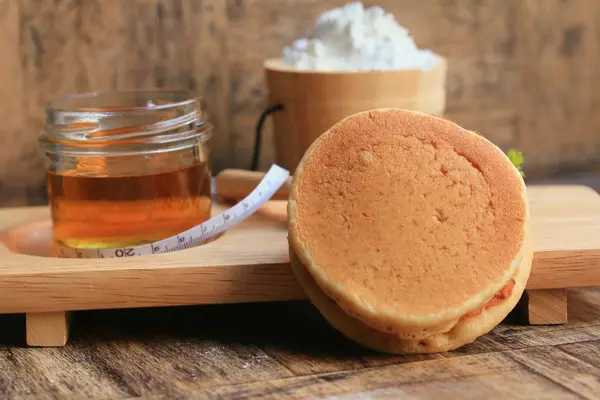 Lekkere pannenkoek met honing — Stockfoto