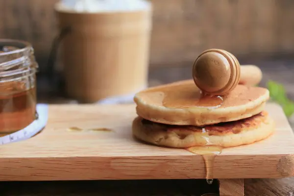 Lekkere pannenkoek met honing — Stockfoto