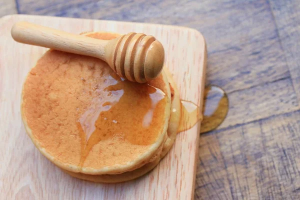 Läckra pannkaka med honung — Stockfoto