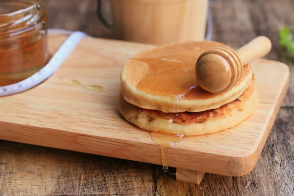 Lekkere pannenkoek met honing — Stockfoto