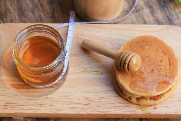 Leckere Pfannkuchen mit Honig — Stockfoto