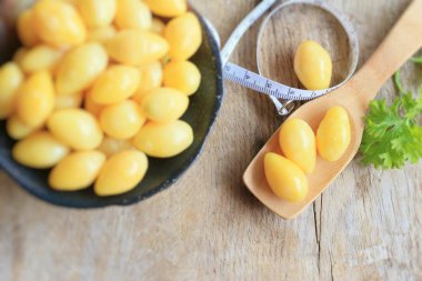 Ginkgo tohumlar üzerinde ahşap