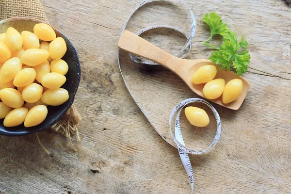 Ginkgo-Samen auf Holz — Stockfoto