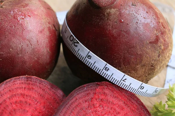 Fresh beetroot on wood — Stock Photo, Image