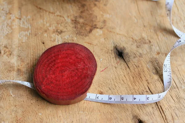 Frische Rote Bete auf Holz — Stockfoto