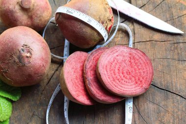 ahşap üzerinde taze pancar