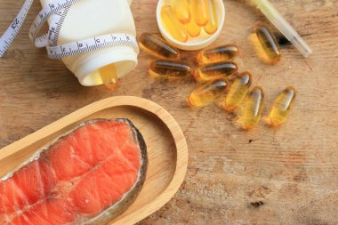 Balık yağı kapsülleri ve taze