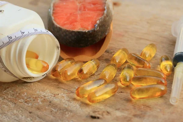 Fish oil capsules and fresh — Stock Photo, Image