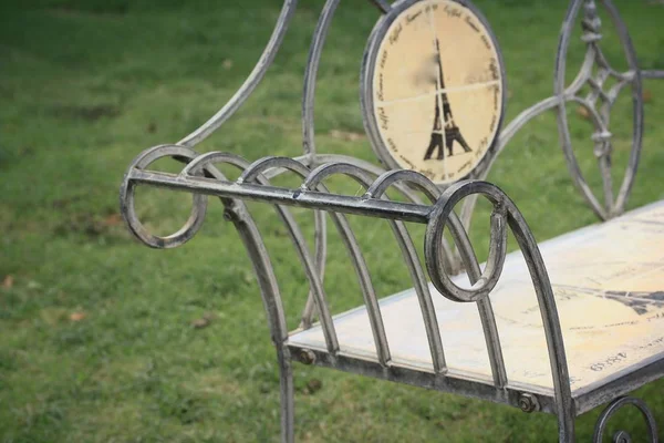 Parkta çelik sandalye — Stok fotoğraf