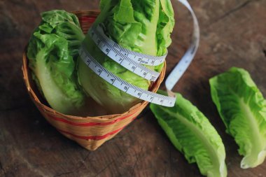 Çin lahanası ahşap üzerine