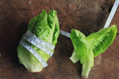 Çin lahanası ahşap üzerine