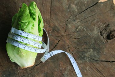 Çin lahanası ahşap üzerine