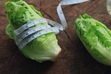 Çin lahanası ahşap üzerine