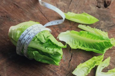 Çin lahanası ahşap üzerine