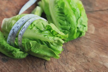 Çin lahanası ahşap üzerine