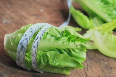 Çin lahanası ahşap üzerine