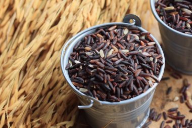 yığın ham siyah pirinç