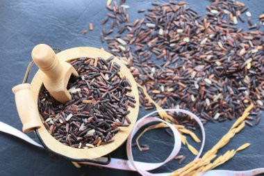 yığın ham siyah pirinç