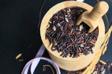 yığın ham siyah pirinç