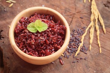 kırmızı pirinç pişmiş ve pişmemiş