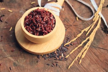 kırmızı pirinç pişmiş ve pişmemiş