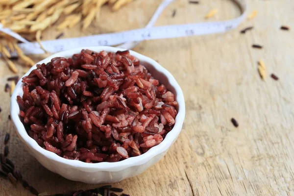 Arroz rojo cocido y crudo — Foto de Stock