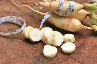 ahşap arka plan üzerinde taze turp