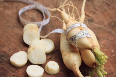 ahşap arka plan üzerinde taze turp