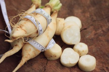 ahşap arka plan üzerinde taze turp