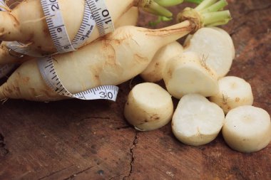 ahşap arka plan üzerinde taze turp