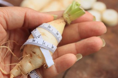 ahşap arka plan üzerinde taze turp