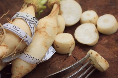 ahşap arka plan üzerinde taze turp