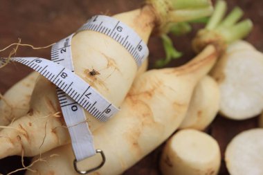 ahşap arka plan üzerinde taze turp