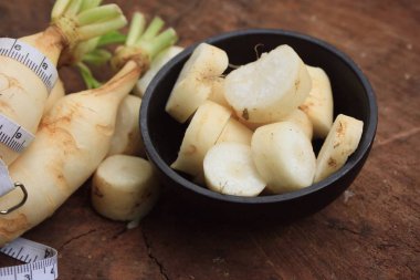 ahşap arka plan üzerinde taze turp