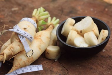ahşap arka plan üzerinde taze turp