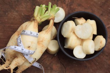 ahşap arka plan üzerinde taze turp