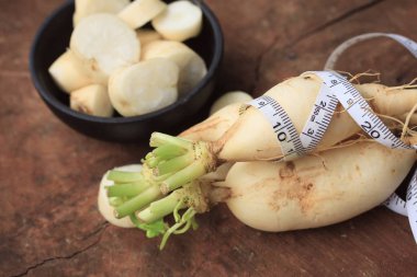 ahşap arka plan üzerinde taze turp