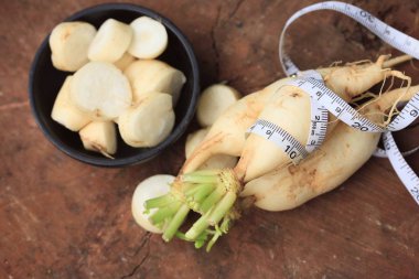 ahşap arka plan üzerinde taze turp