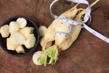 ahşap arka plan üzerinde taze turp