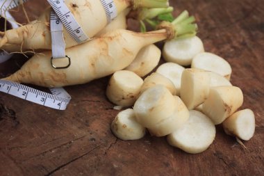 ahşap arka plan üzerinde taze turp